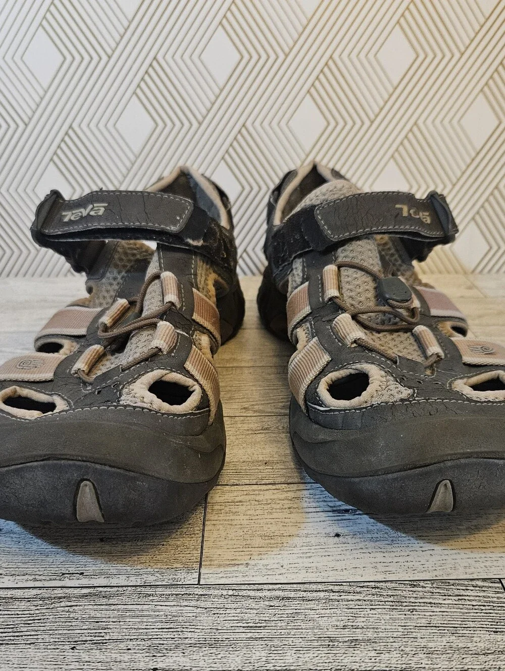 Teva 6148 Omnium 2 Sports Sandals Mens 9.5 Brown Hiking Beach Shoes Closed Toe